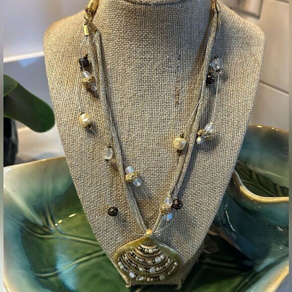 Chicos illusion Necklace Gold Tone Shell Pendant - Picture 2 of 7